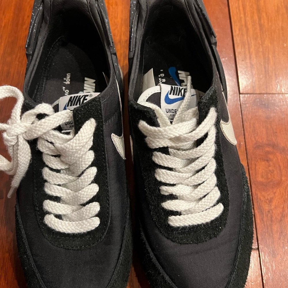 Nike Men’s Black & White Low-Top Sneakers with White Swoosh